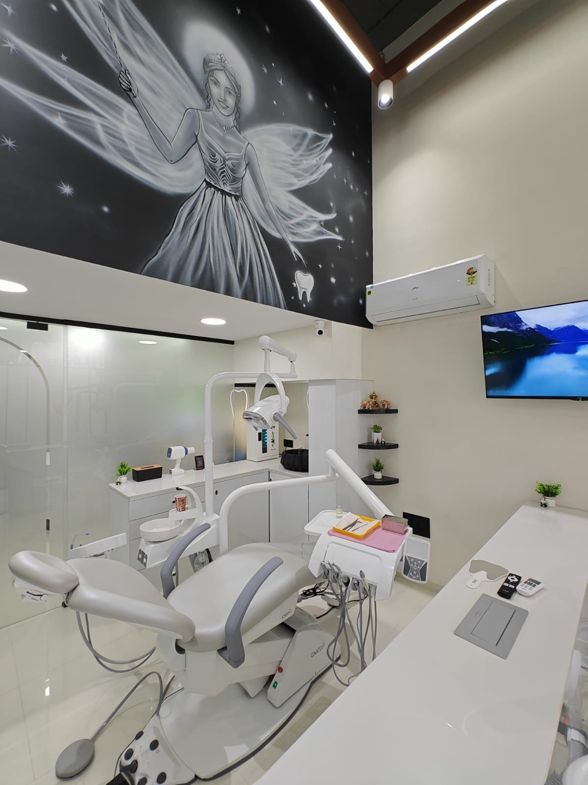 Natural Looking Smile Design: Fixing the Fake-Teeth Fear